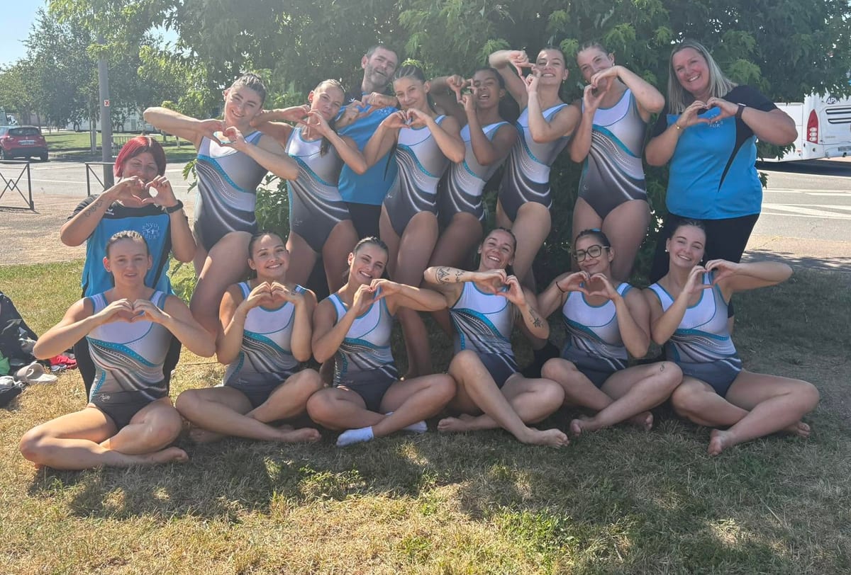 Le groupe des gymnastes de L’Envol de Feurs et leurs entraîneurs, tout sourire après une compétition.
